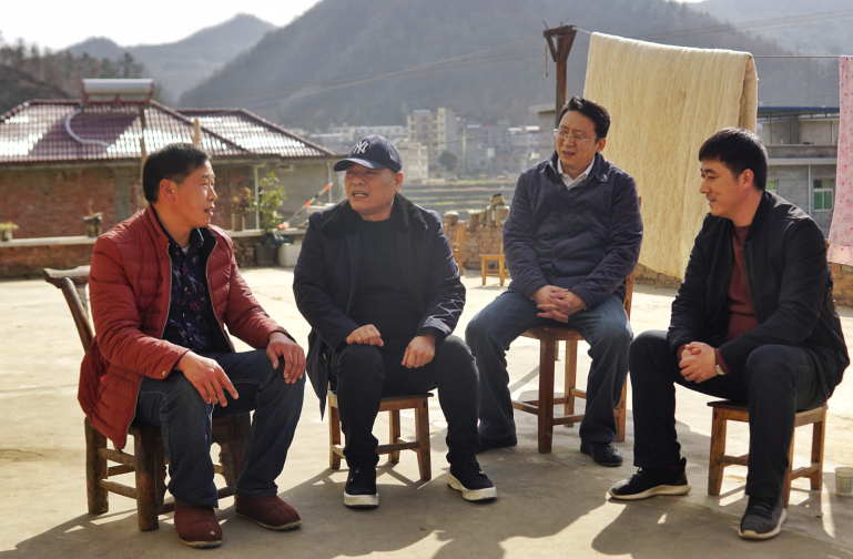 陕西6008集团集团组织慰问旬阳县双河镇贫困村民