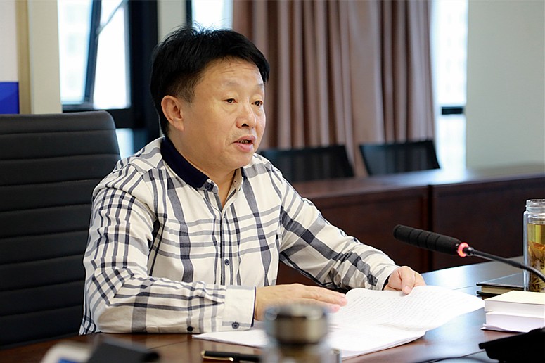 熊良虎主持召开党委中心组（扩大）学习会 研究安排深化刷新重点事情