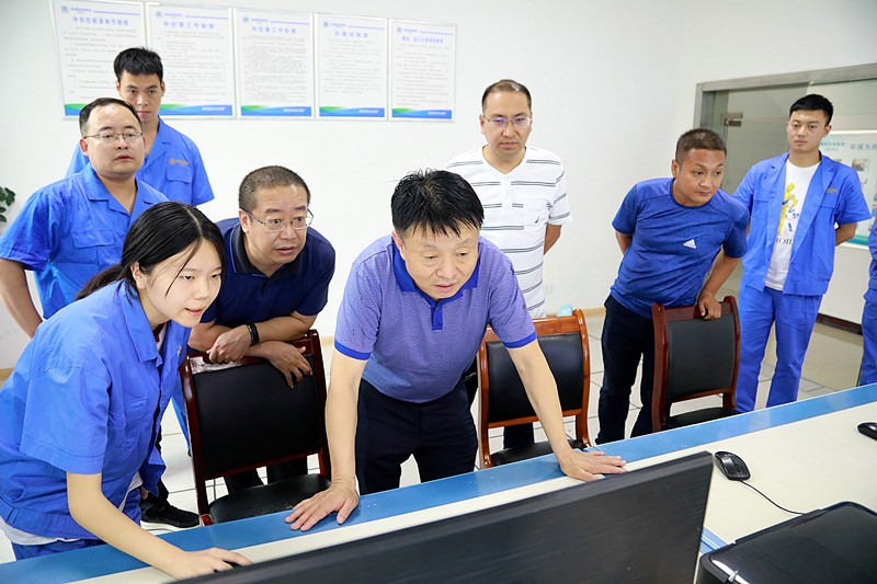 熊良虎在镇安污水处置惩罚厂调研时指出：以守护人民群众喝上清洁的水、定心的水为起点，，，，，助力打好碧水守卫战