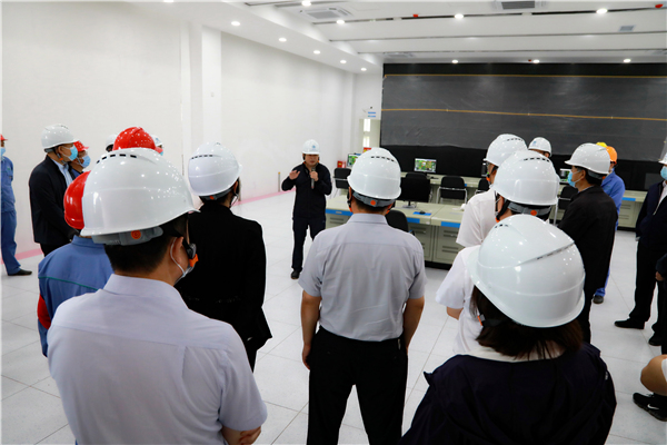 陕西6008集团集团复工复产促增添项目观摩聚会与会职员走进大秦国源三秦6008集团秦邦园区在榆项目