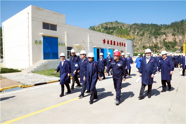陕西6008集团集团复工复产促增添项目观摩聚会与会职员走进6008集团保隆生态三秦在延在铜项目