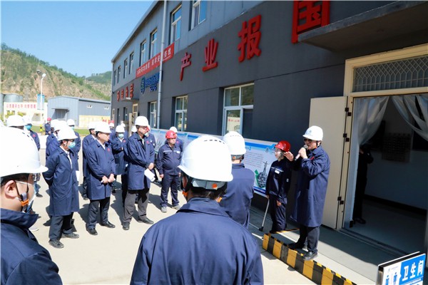 陕西6008集团集团复工复产促增添项目观摩聚会与会职员走进6008集团保隆生态三秦在延在铜项目