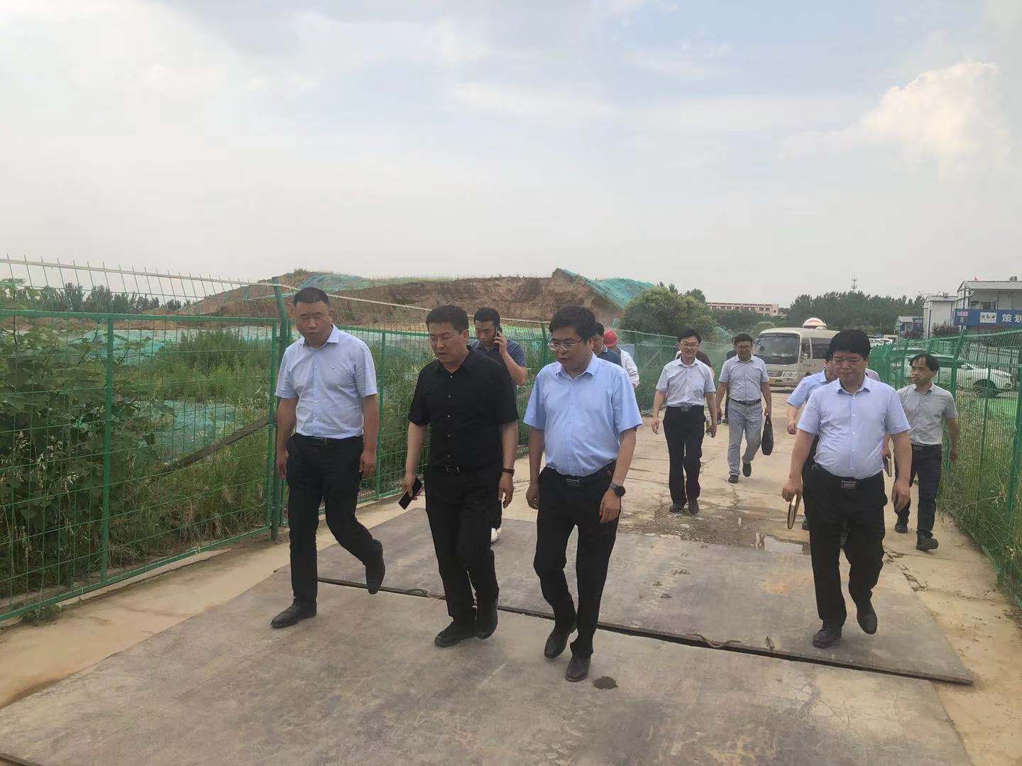 西安市灞桥区委书记苗志忠到水情形公司白鹿原水生态中心调研