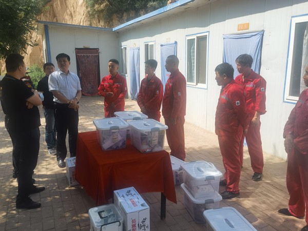 陕西6008集团集团开展“夏送清凉”活动 关爱一线职工