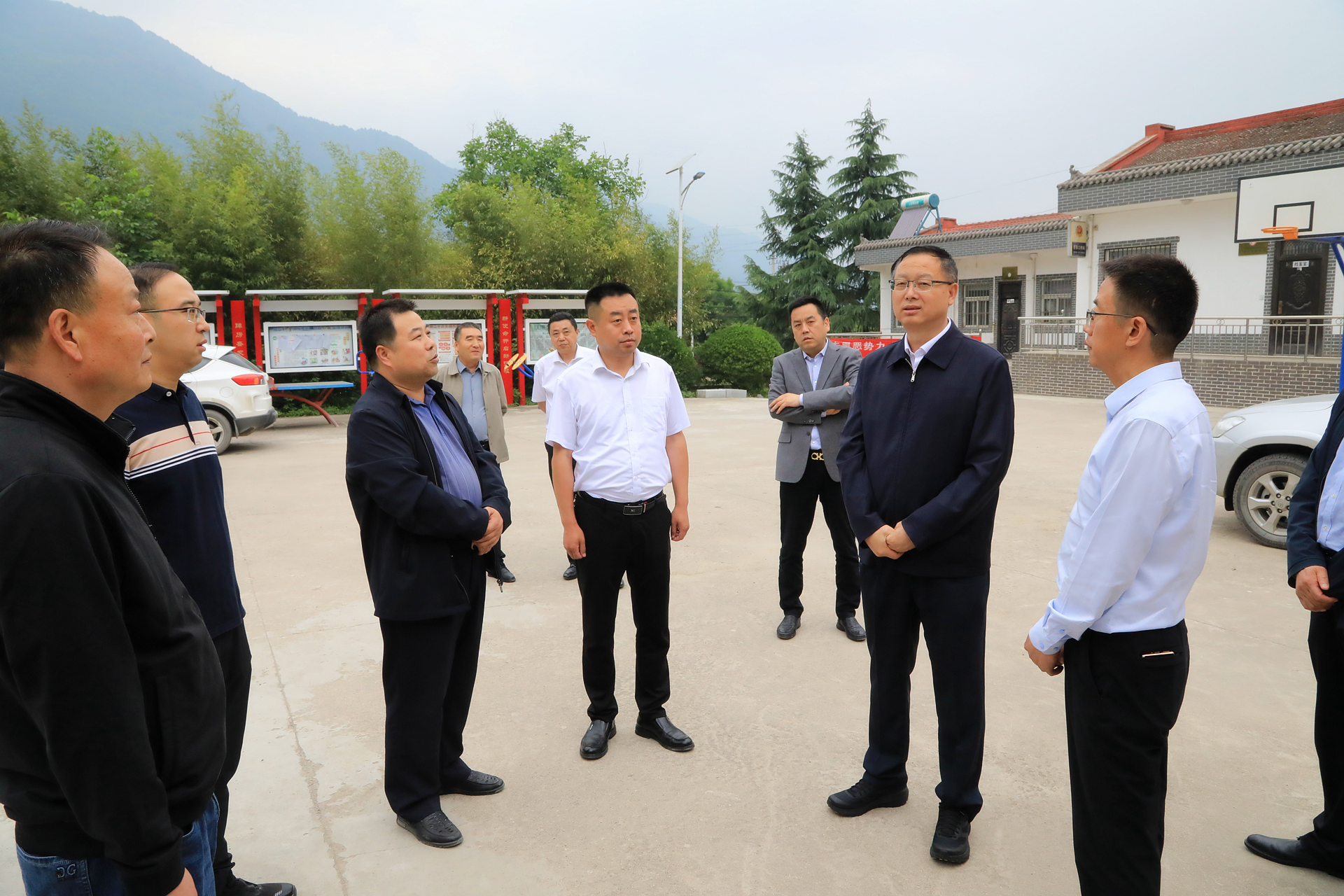 郝军亮赴集团墟落振兴帮扶点调研慰问