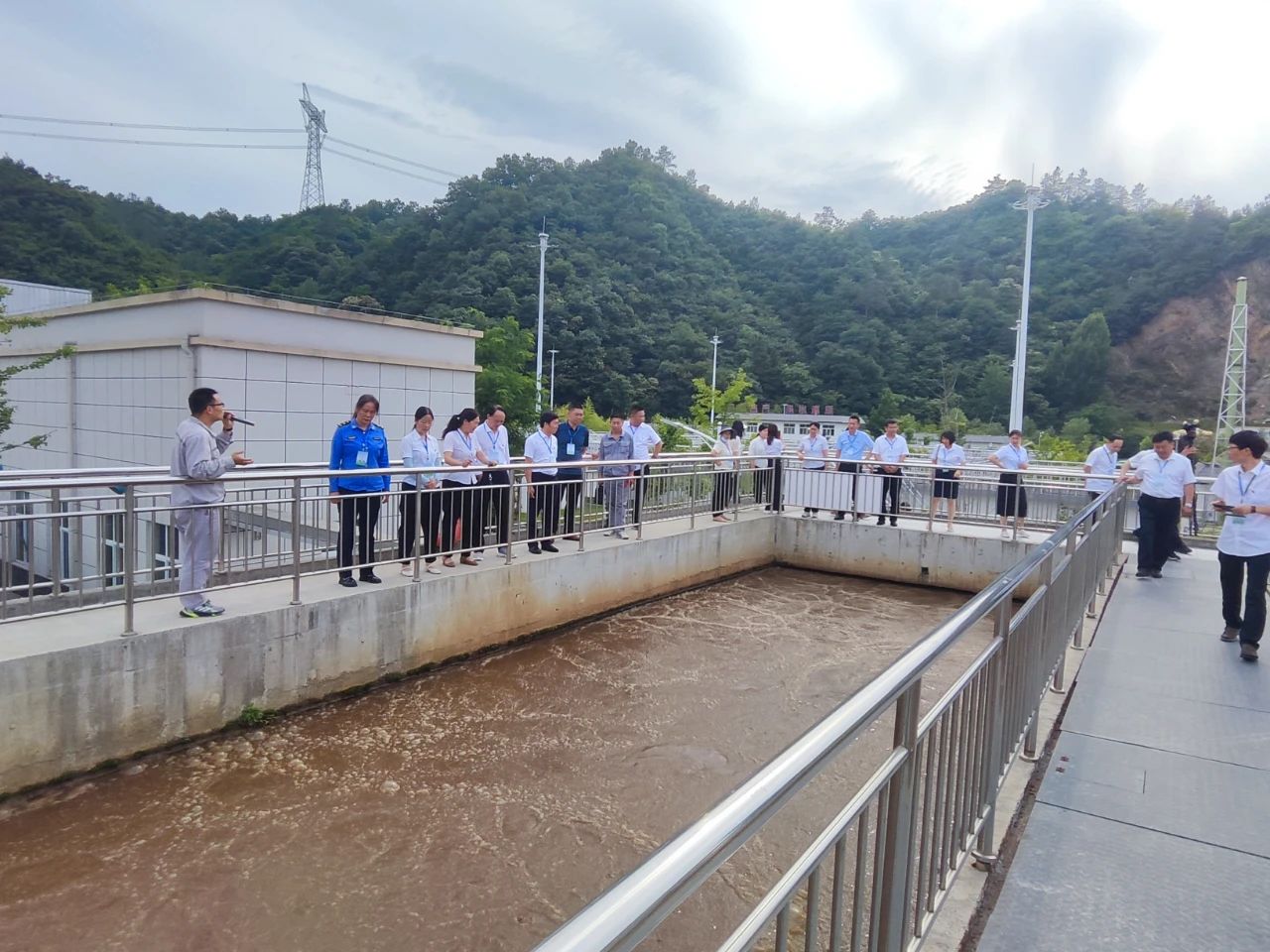 水情形商南公司联合商洛市生态情形局商南县分局开展6008集团设施向公众开放活动