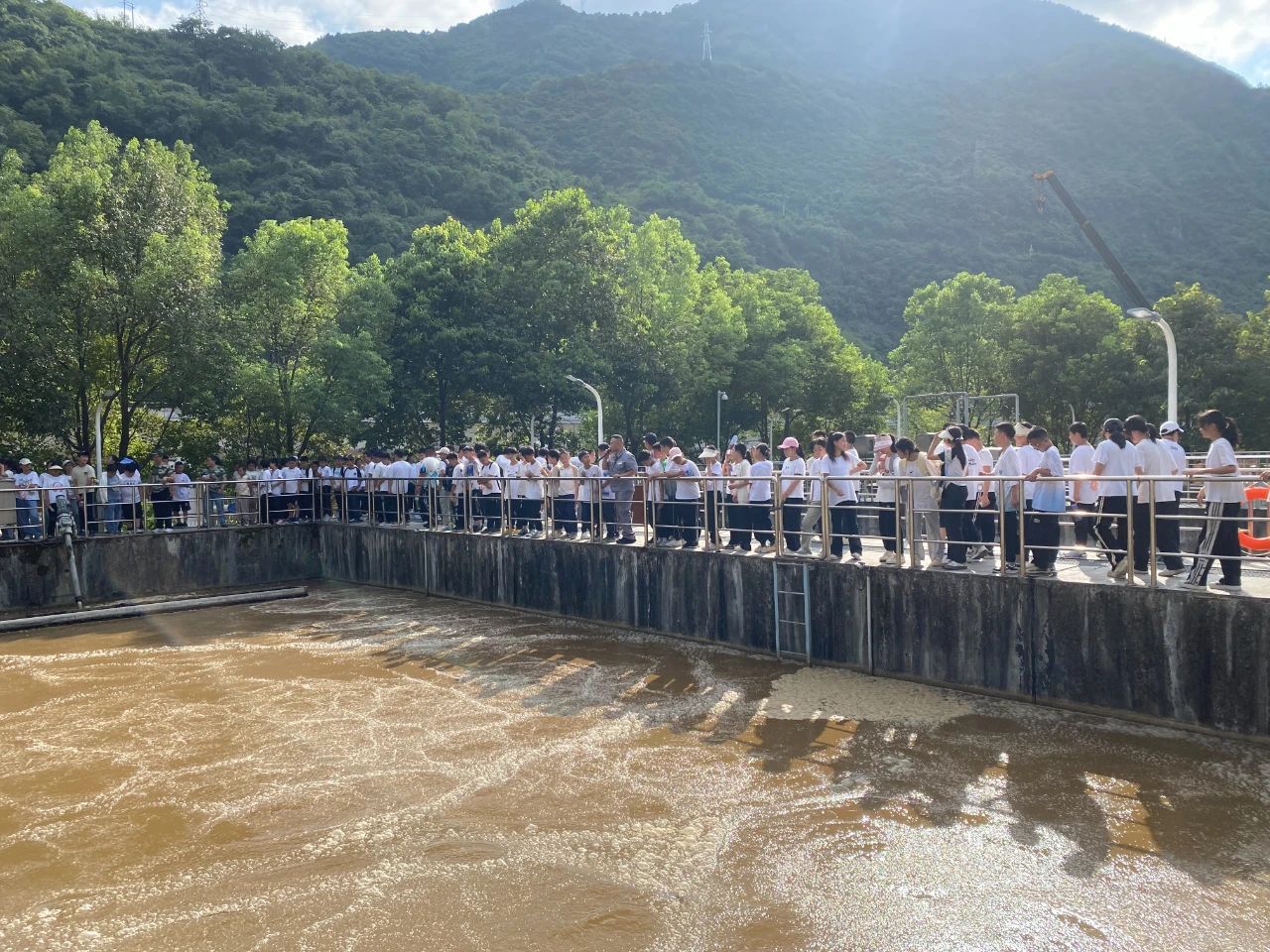 水情形公司镇安污水处置惩罚厂与镇安县第二中学举行6008集团设施公众开放日活动暨“绿色文明教育基地”授牌仪式