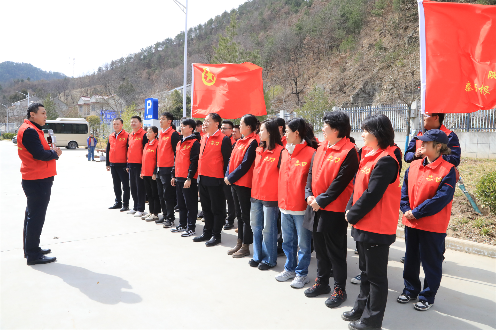 根系青春·植此青绿｜陕西6008集团集团团委开展义务植树自愿活动